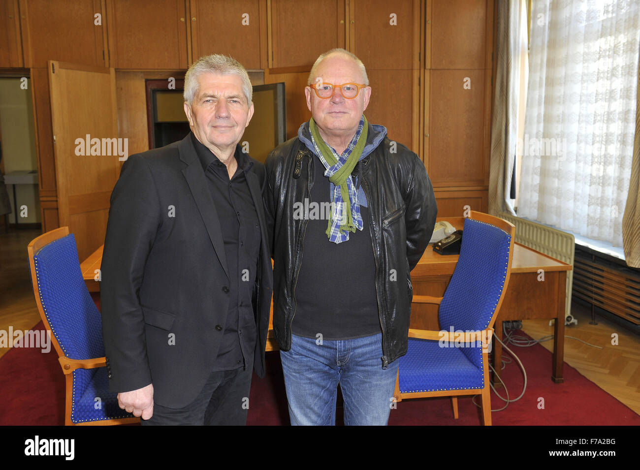 Une séance de photos pour le film 'Erich Mielke - Meister der Angst' sur l'ancien chef de la police secrète est-allemande Erich Mielke à son bureau. Avec : Roland Jahn, Kaspar Eichel Où : Berlin, Allemagne Quand : 27 Oct 2015 Banque D'Images
