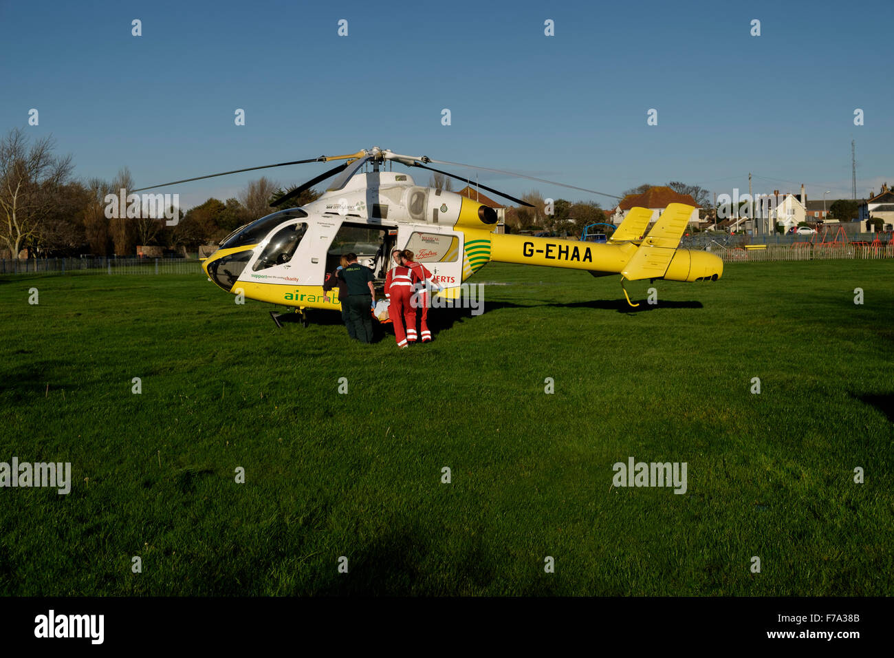 L'Essex et Herts air ambulance trust hélicoptère à bathhouse meadow Walton sur l  ? Banque D'Images