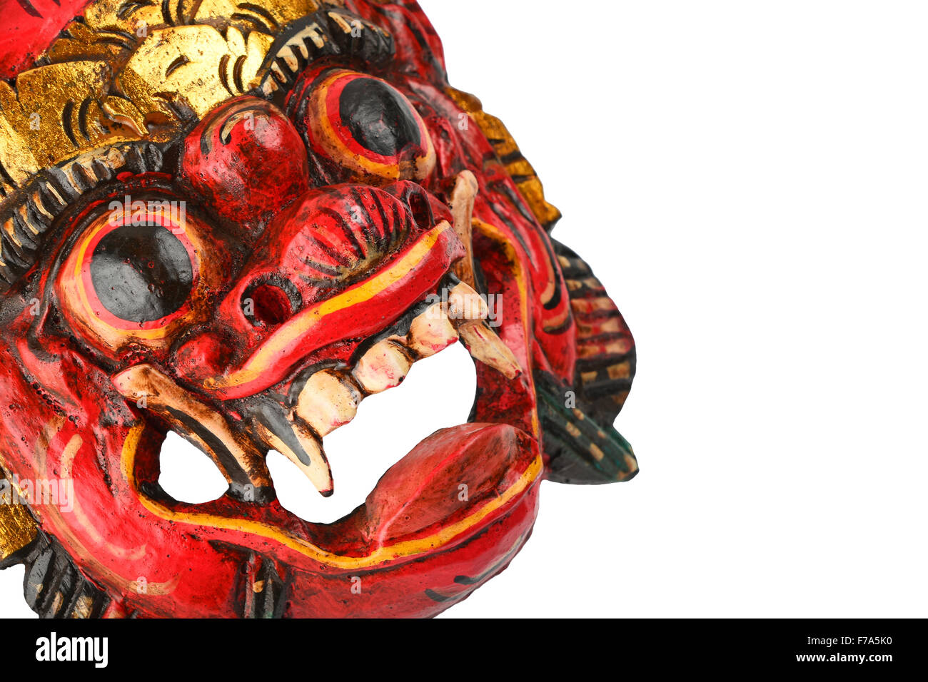 Sculpté en bois traditionnels asiatiques peints en rouge avec masque de visage de démon ou humain isolé sur fond blanc, récolte Banque D'Images