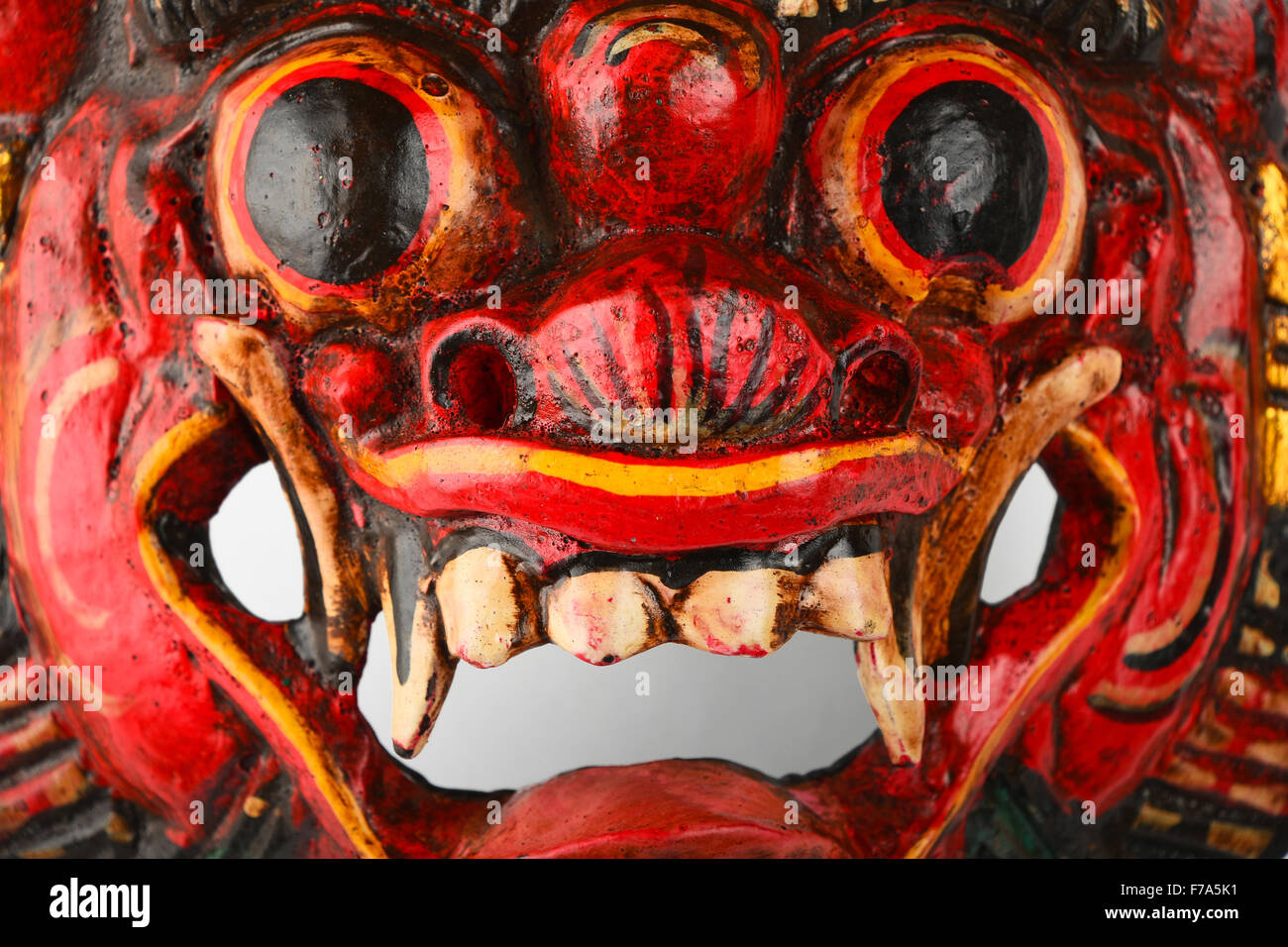 En bois traditionnel asiatique masque rouge avec visage de démon ou humain peint aux couleurs rouge et bleu, Close up Banque D'Images