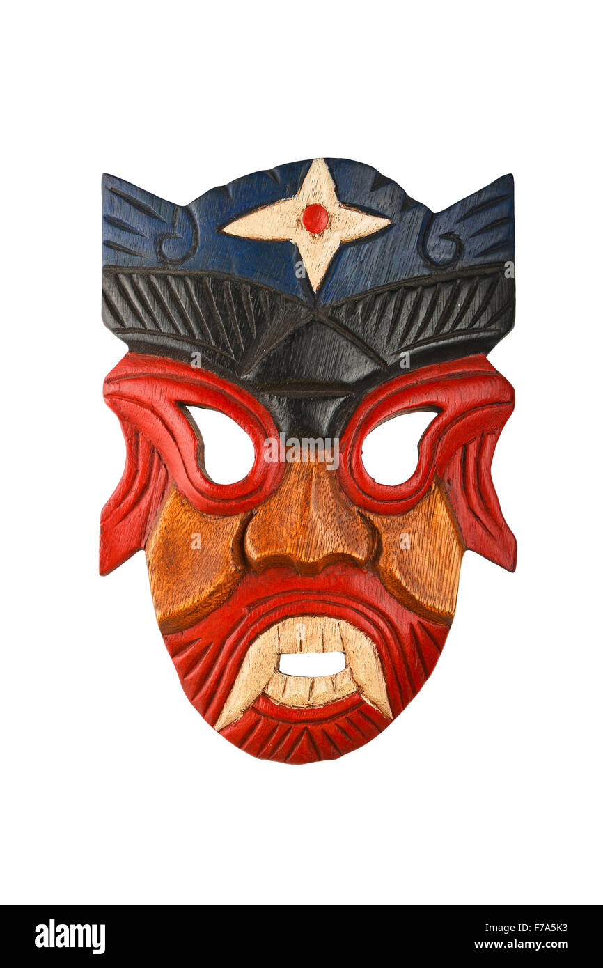 Masque en bois sculpté traditionnel asiatique avec visage de démon ou humain peint aux couleurs bleu et rouge isolé sur fond blanc Banque D'Images