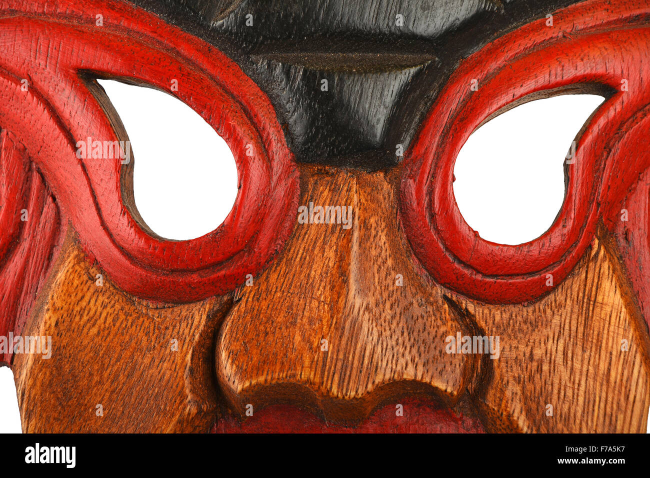 Masque en bois traditionnel asiatique avec visage de démon ou humain peint de rouge vif et bleu close up Banque D'Images
