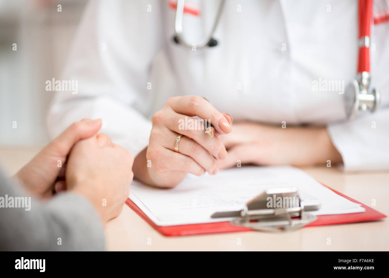 Bureau du médecin lors de la consultation du patient en clinique Banque D'Images