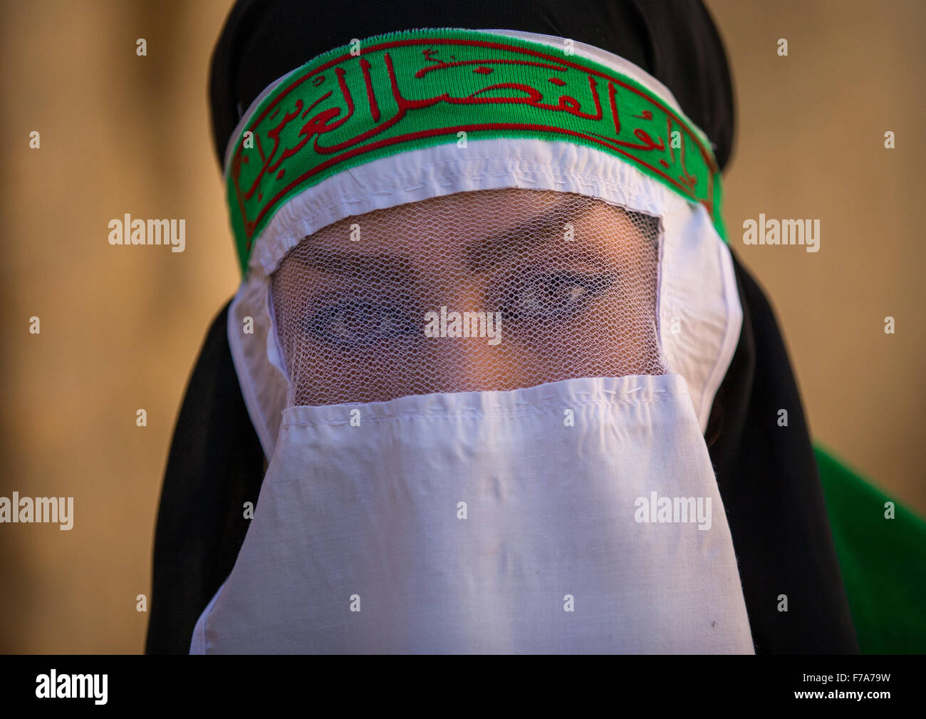 Femme musulmane chiite iranien deuil Imam Hussein Le jour de Tasua avec son visage couvert par un voile, la province du Lorestan, Khorramabad, Iran Banque D'Images