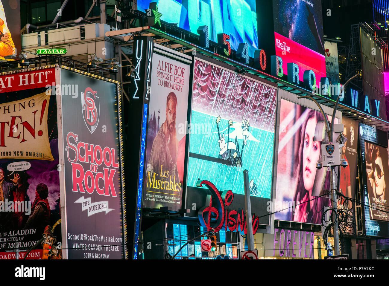 Policier, panneaux publicitaires de Times Square, Manhattan, New York, USA Banque D'Images