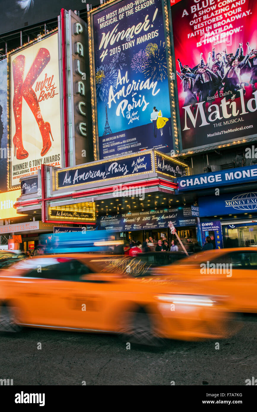 Les panneaux publicitaires, les comédies musicales de Broadway Theatre District, Manhattan, New York, USA Banque D'Images