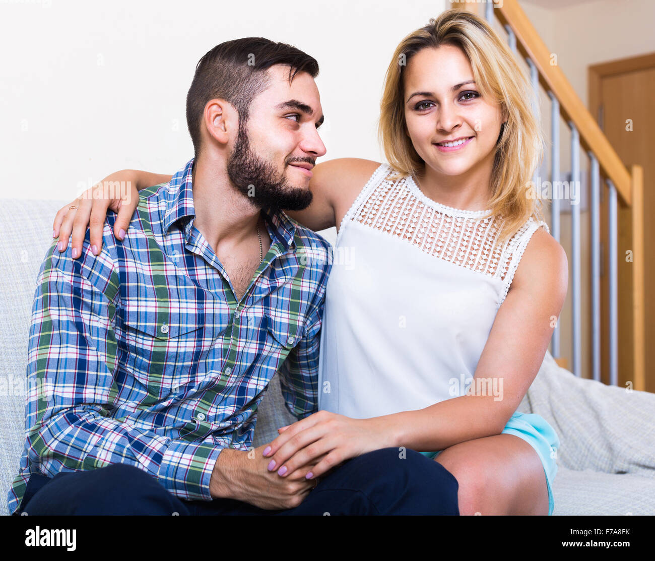 Beau mec espagnol et cheerful Pretty woman smiling indoors Photo Stock -  Alamy