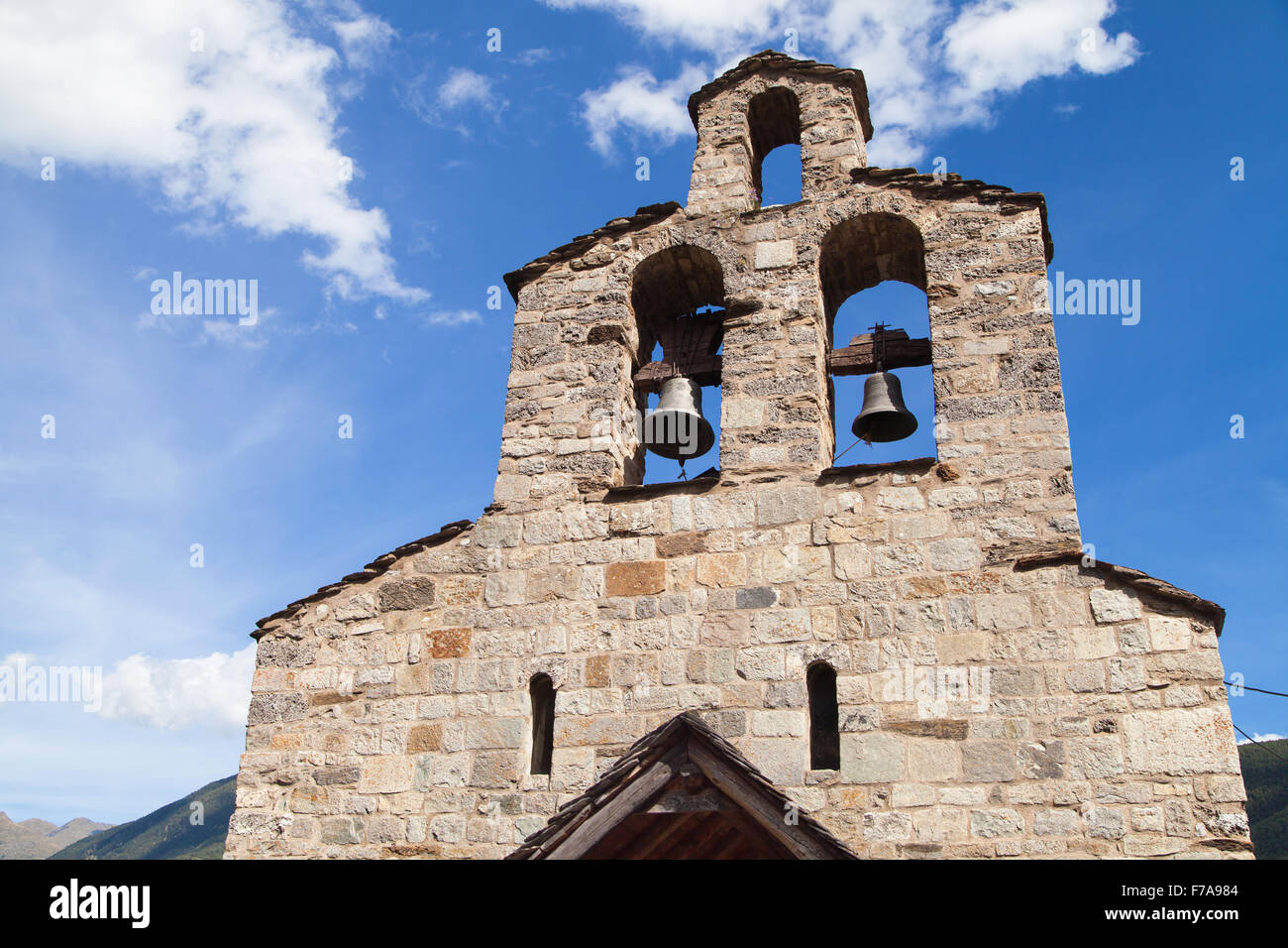 Clocher pignon de l'église Sant Climent de Cardet, Vall de Boi, Lleida, Catalogne. Banque D'Images