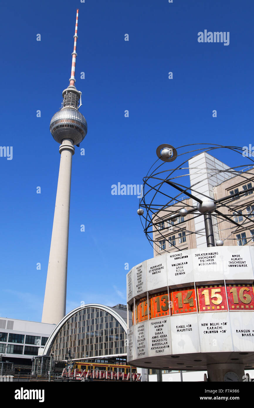 Horloge mondiale et la tour de télévision de l'Alexanderplatz, Berlin, Allemagne. Banque D'Images