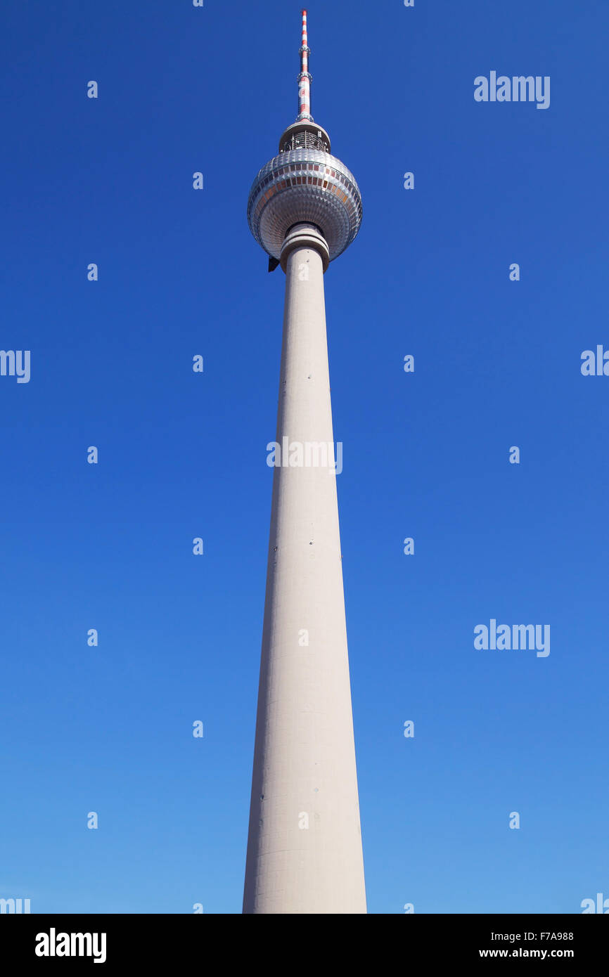 Berliner Fernsehturm, la tour de télévision de l'Alexanderplatz, Berlin, Allemagne. Banque D'Images