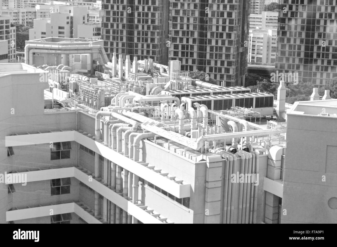 Une tuyauterie complexe dans un bâtiment d'un gratte-ciel de toit Banque D'Images
