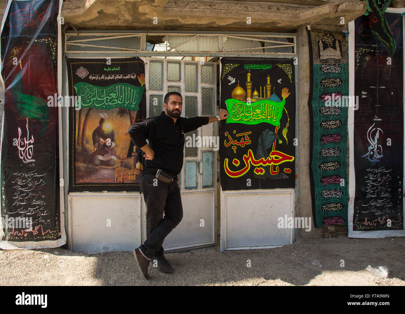 L'homme en face de sa boutique pendant Chehel Menbari Festival le jour Tasua, la province du Lorestan, Khorramabad, Iran Banque D'Images