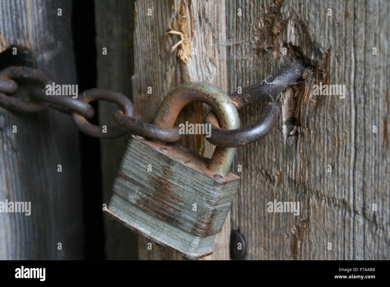 Close up of old rusty cadenas et porte de grange en bois. Banque D'Images