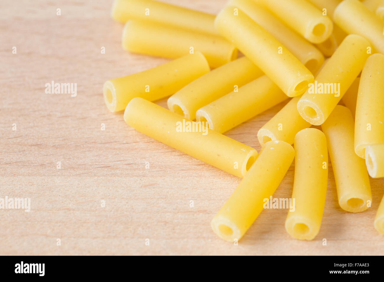Pâtes macaronis sur une planche en bois Banque D'Images