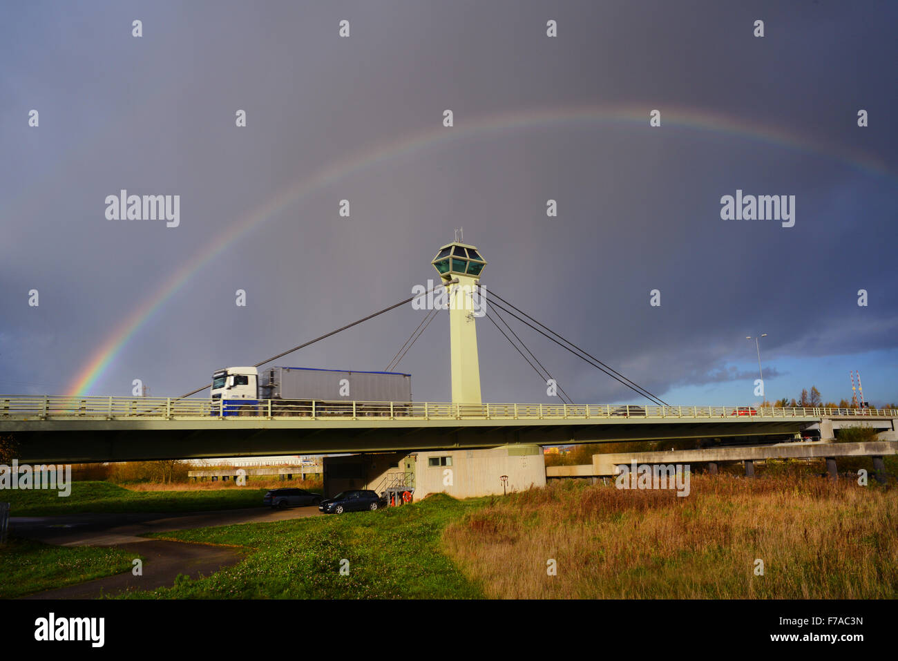 Au-dessus de l'arc-en-ciel camion traversant la rivière Ouse sur Selby swingbridge yorkshire royaume uni Banque D'Images