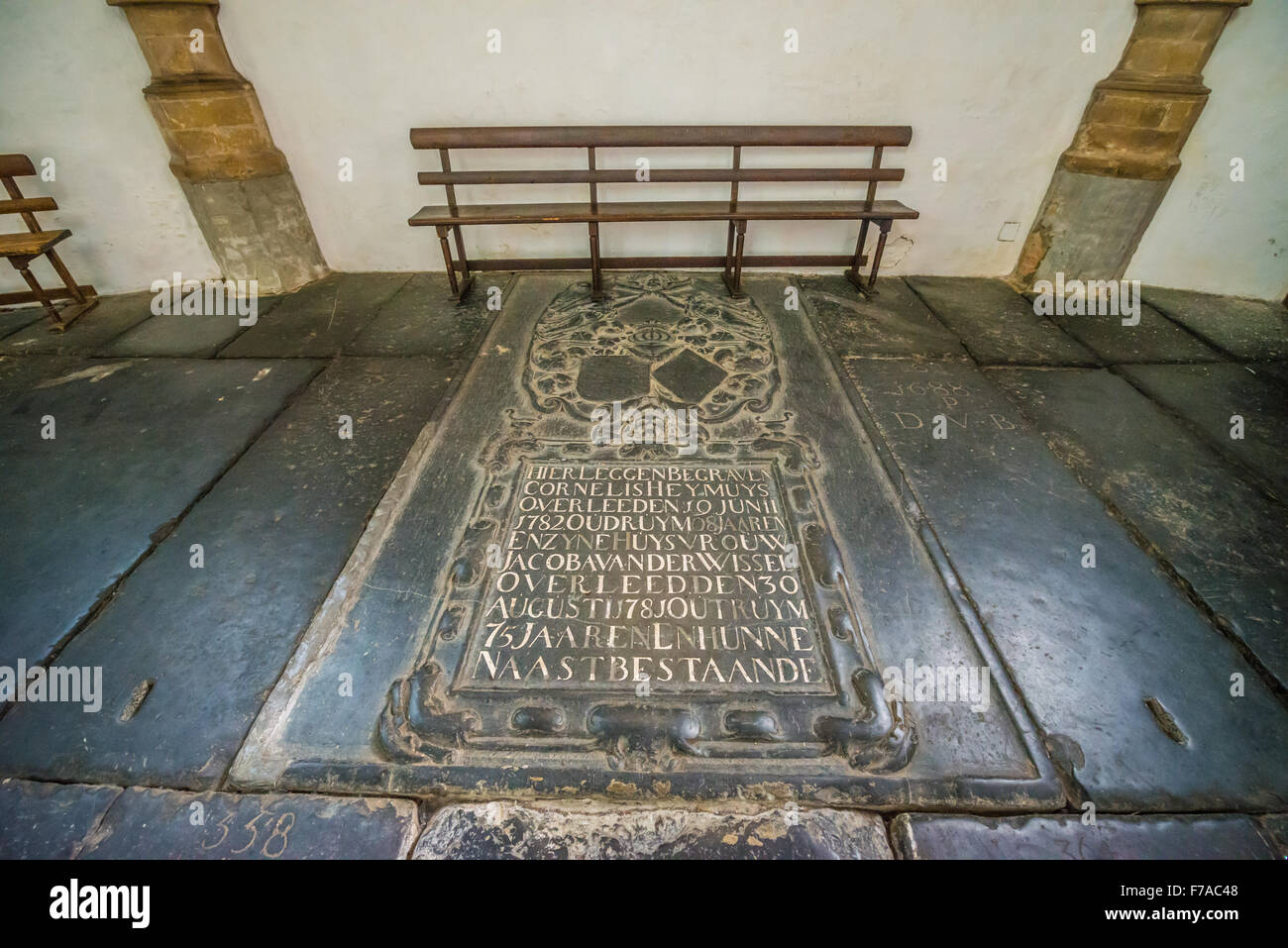 L'un des quatre cents pierres tombales qui se trouvent dans l'Église Sint-Bavo aux Pays-Bas. Dans de nombreux soi-disant caractères marque maison Banque D'Images