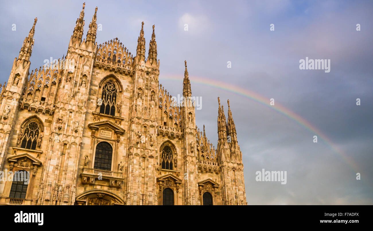 Duomo, Milan avec un arc-en-ciel Banque D'Images
