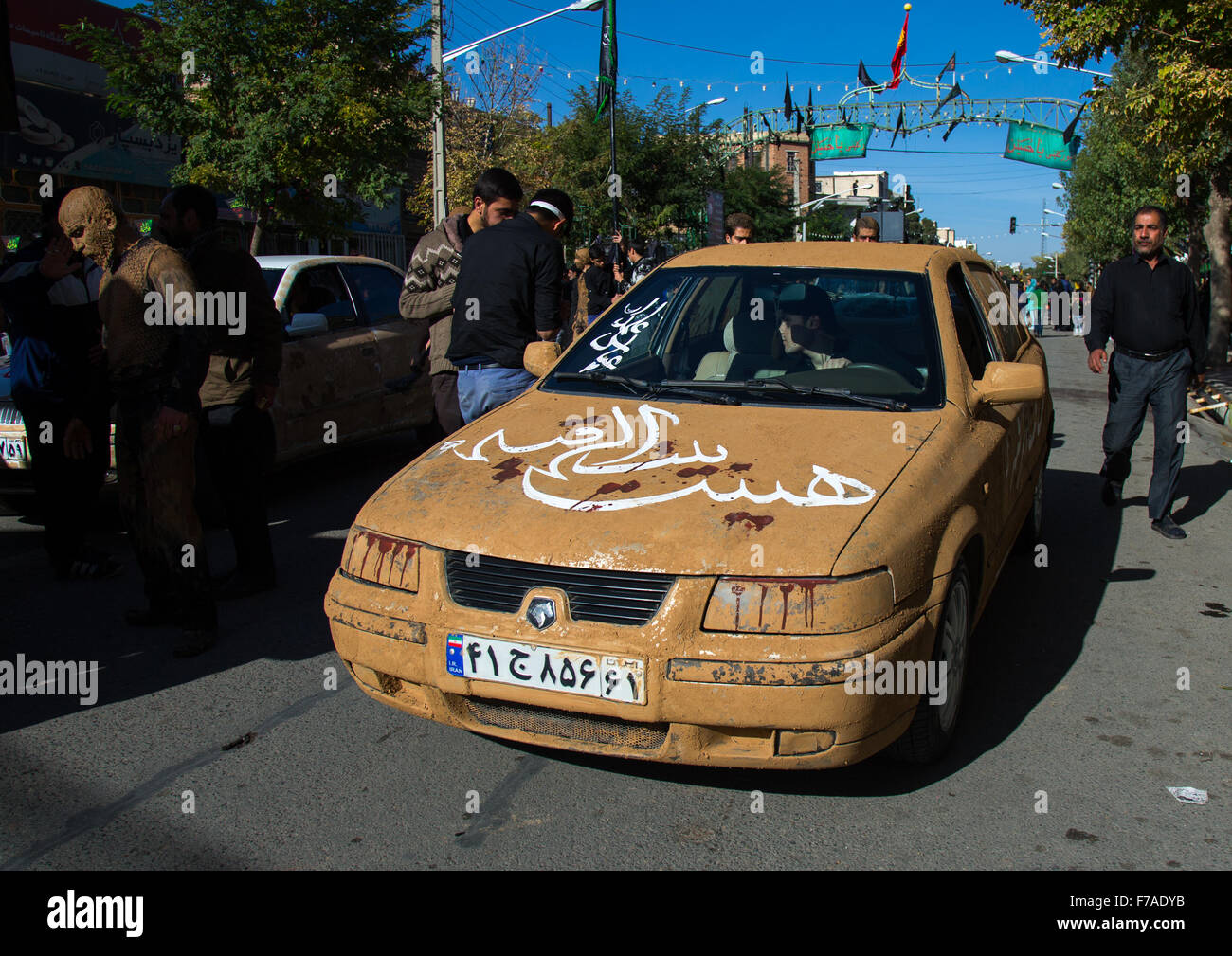 Couverte de boue voiture décorée pour Ashura Célébration chiite, le jour de la mort de l'Imam Hussein, province du Kurdistan, Bijar, Iran Banque D'Images