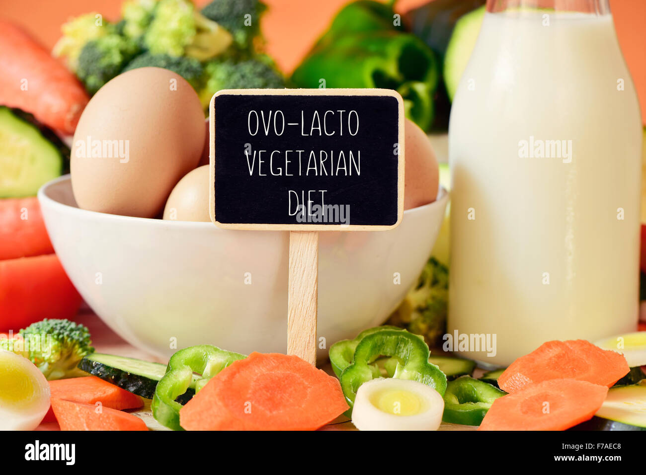 Libre d'une pancarte avec le texte ovo-lacto végétarien régime sur une table pleine de légumes crus différents, un bol avec un peu de chi Banque D'Images