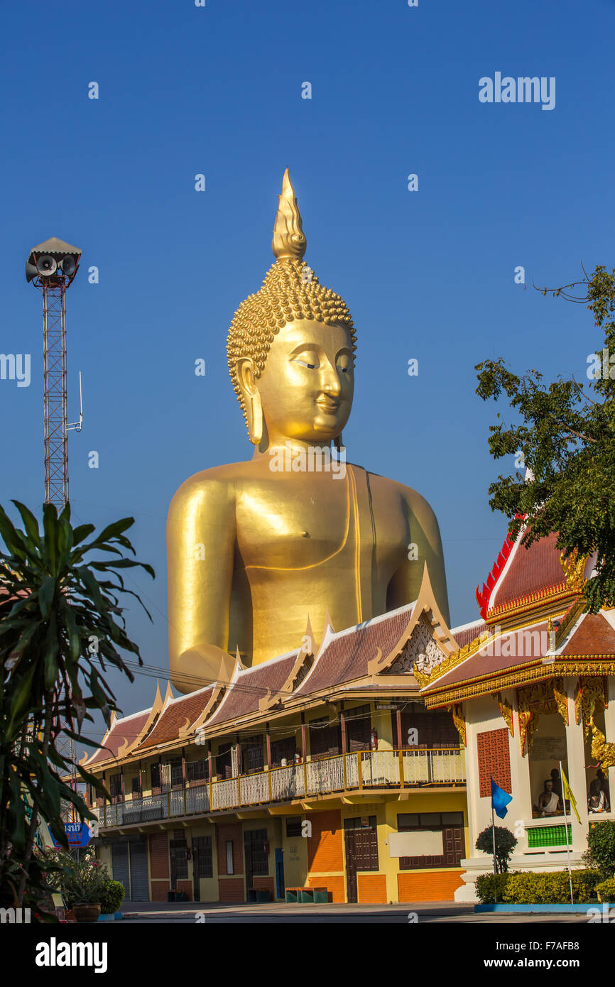 Une énorme sculpture de Bouddha du Wat Muang - Ang Thong, Thaïlande Banque D'Images