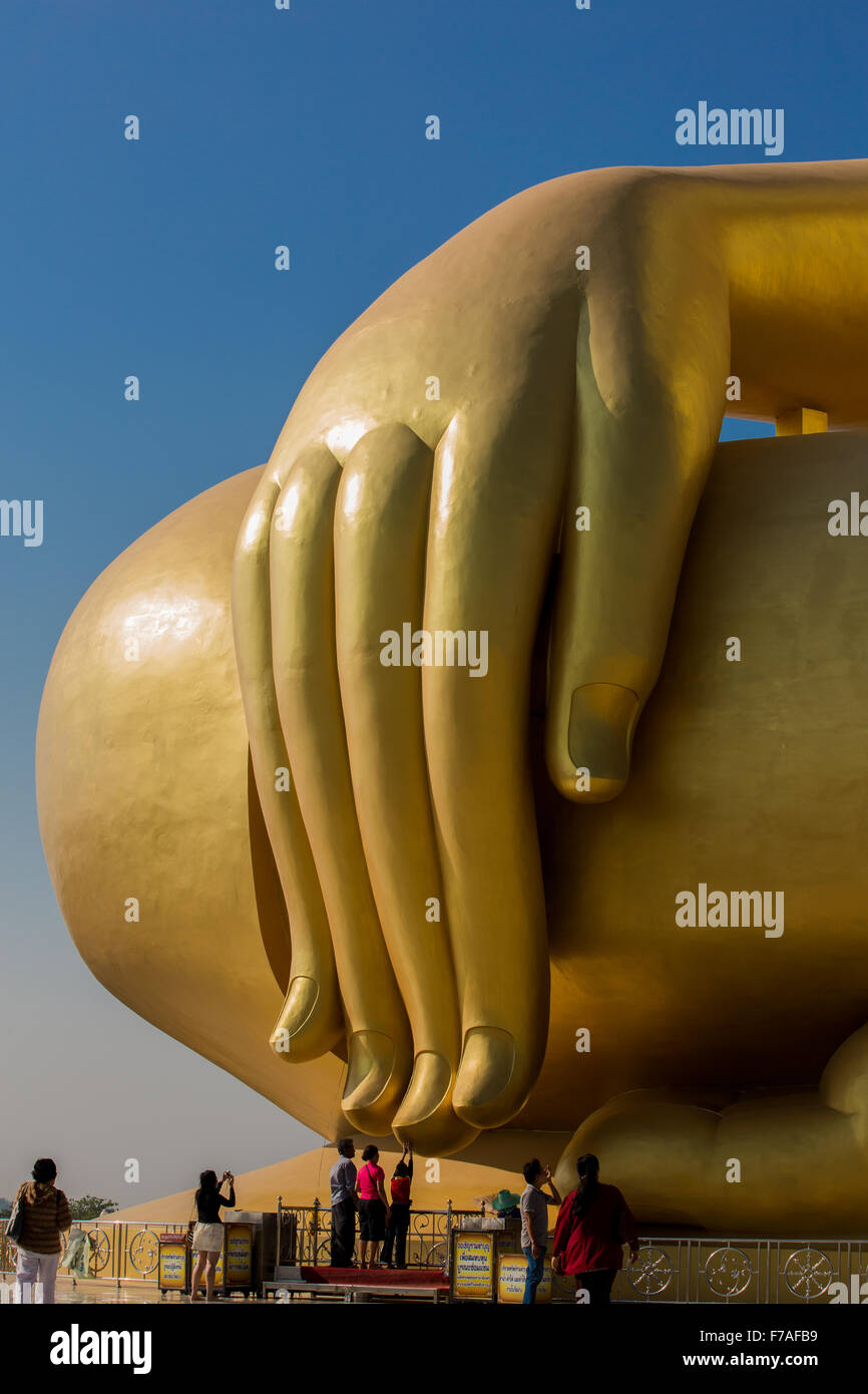 Une énorme sculpture de Bouddha, se concentrer sur la main d'offres à Wat Muang - Ang Thong, Thaïlande Banque D'Images