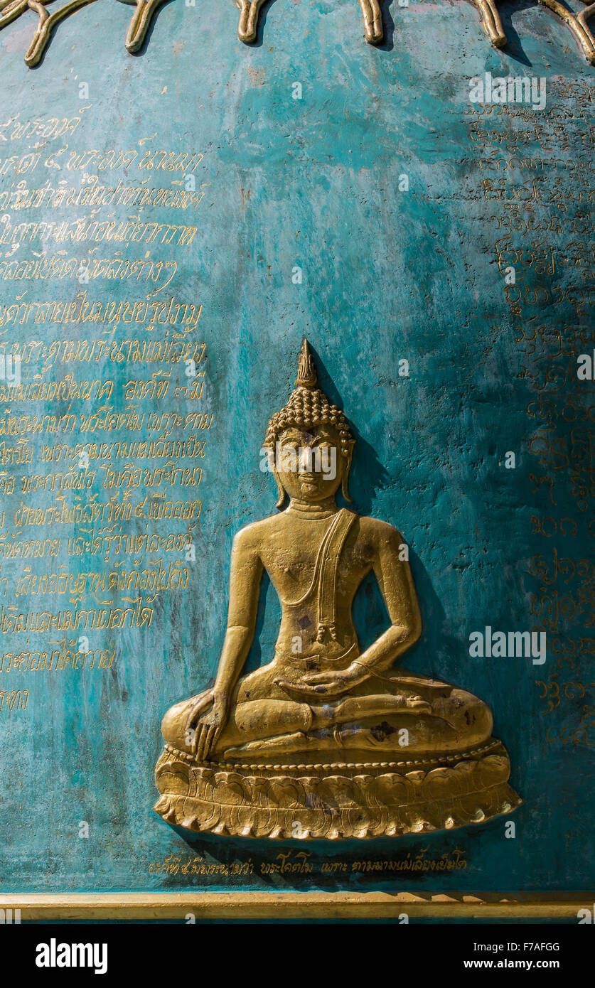 Bouddha en or sur une grosse cloche du temple de Wat Phra Sing - Chiang Rai, Thaïlande Banque D'Images