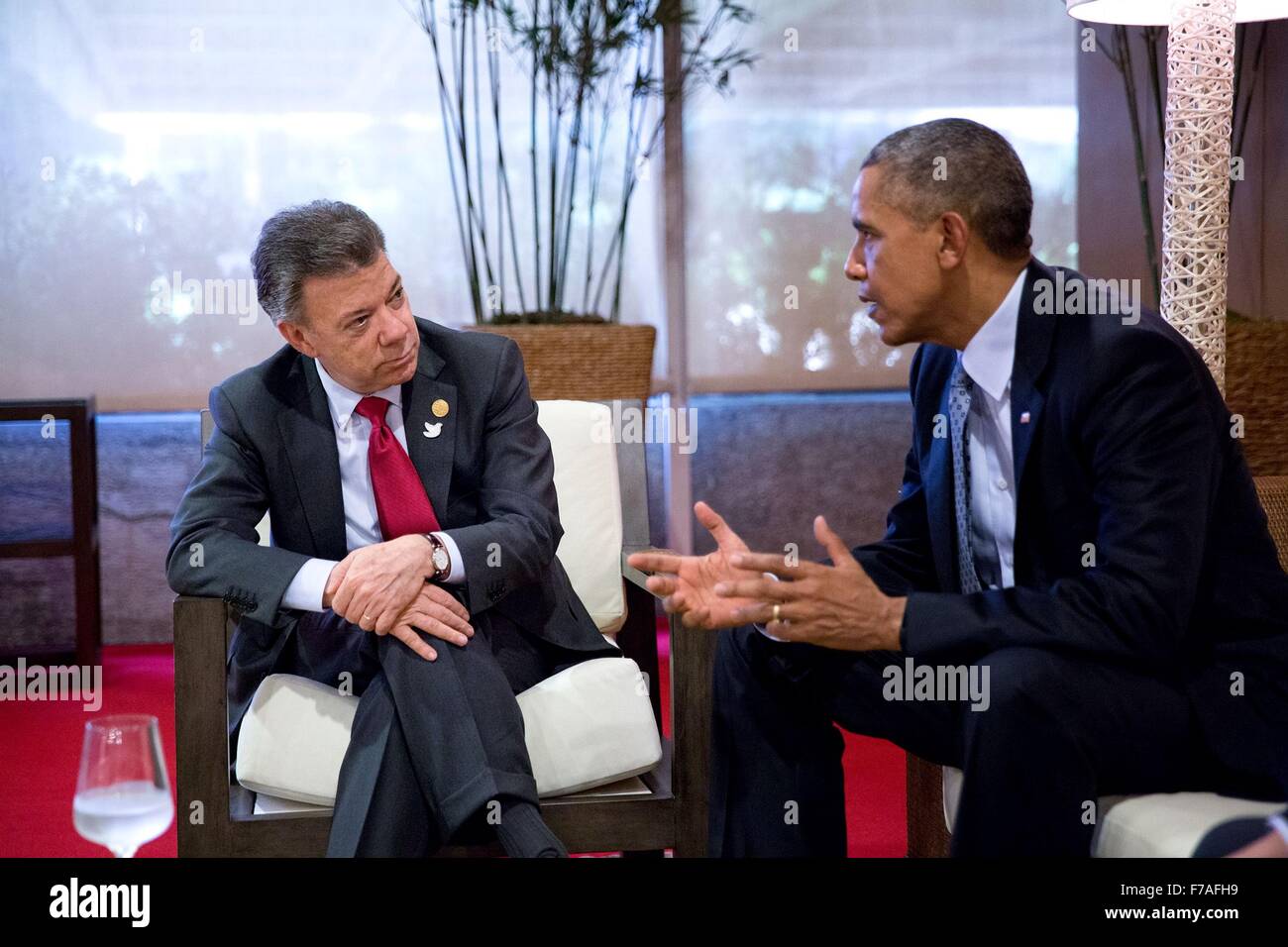 Le président des États-Unis, Barack Obama, tenir une réunion bilatérale avec le président colombien Juan Manuel Santos dans le salon des dirigeants avant une réunion au sommet des dirigeants de l'APEC, le 19 novembre 2015 à Manille, aux Philippines. Banque D'Images