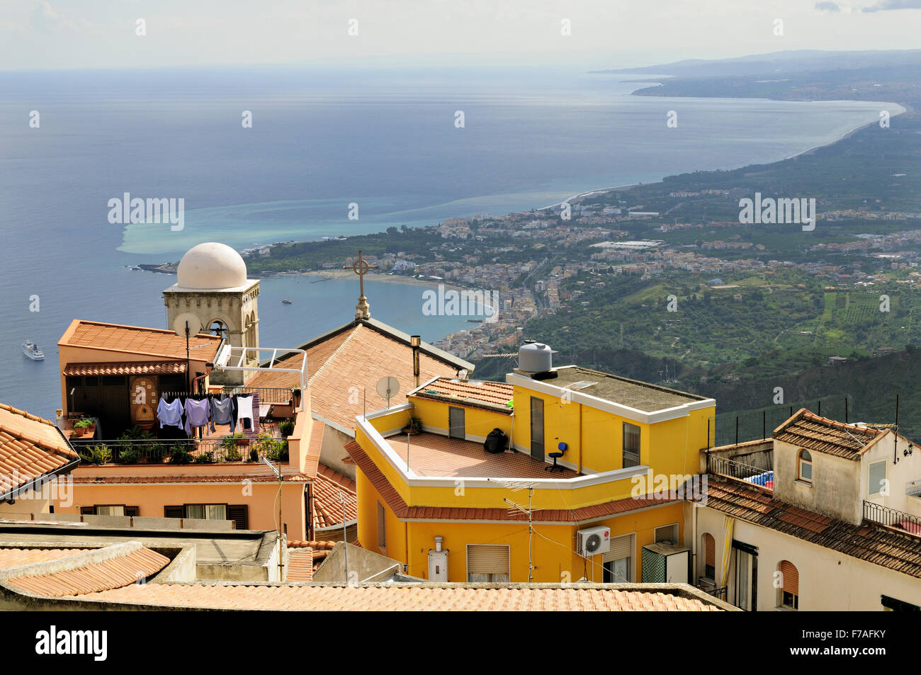 Giardini Naxos et la mer Ionienne vu du village perché de Castelmola, Sicile, Italie Banque D'Images