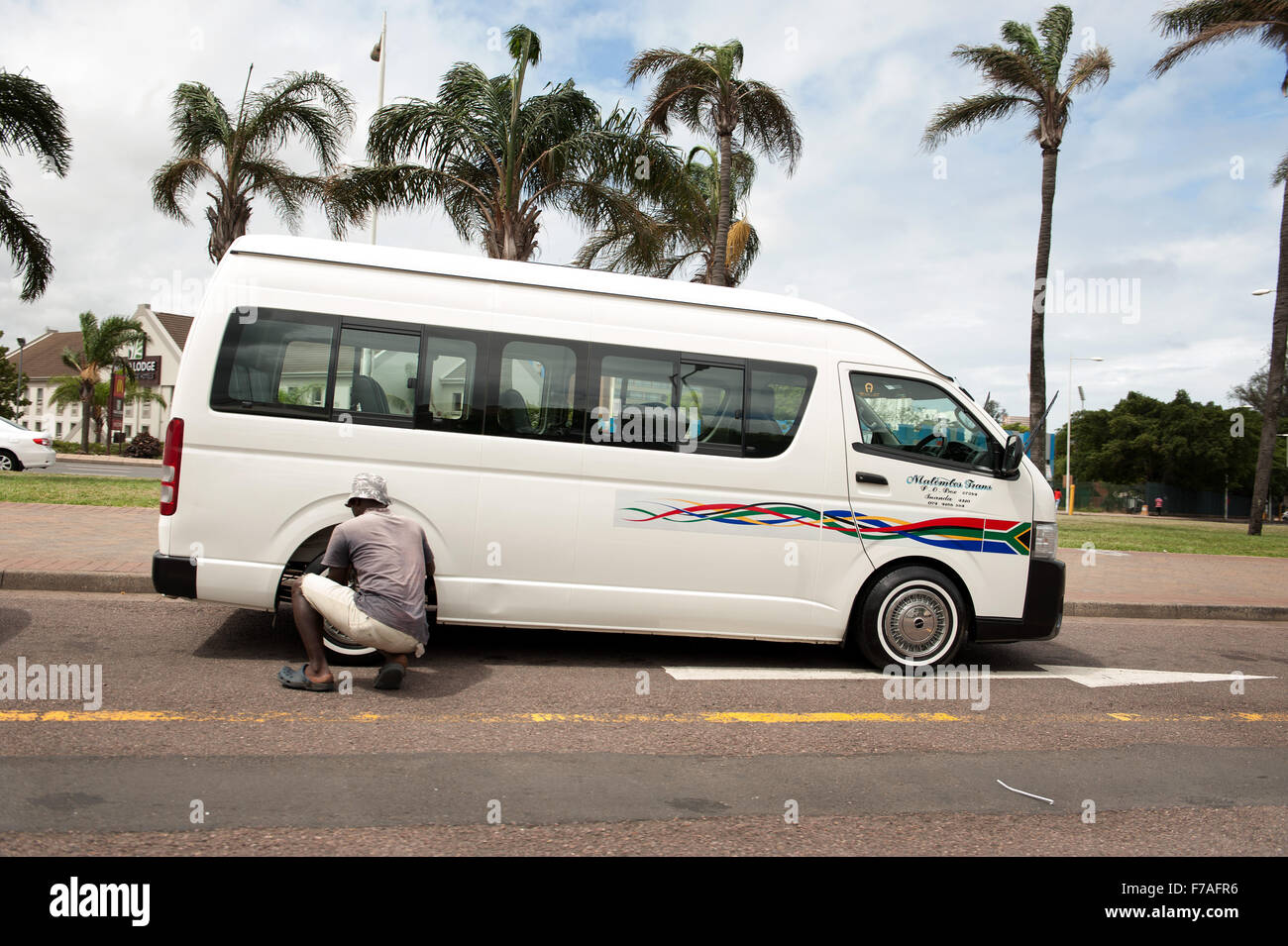 Un chauffeur de taxi minibus taxi ses réparations dans le Triangle Warwick de taxi à Durban, Afrique du Sud Banque D'Images