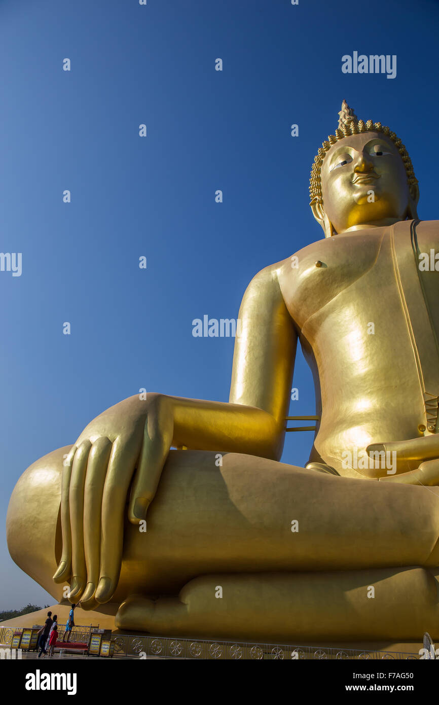 Une énorme sculpture de Bouddha, se concentrer sur la main d'offres à Wat Muang - Ang Thong, Thaïlande Banque D'Images