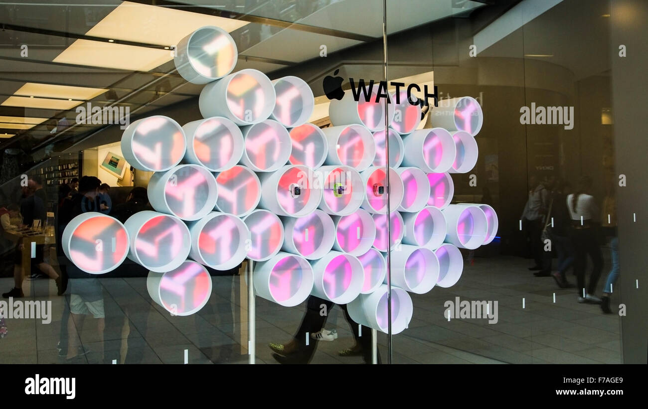 Regardez Apple. Regardez Apple afficher dans la fenêtre d'un Apple Store Banque D'Images