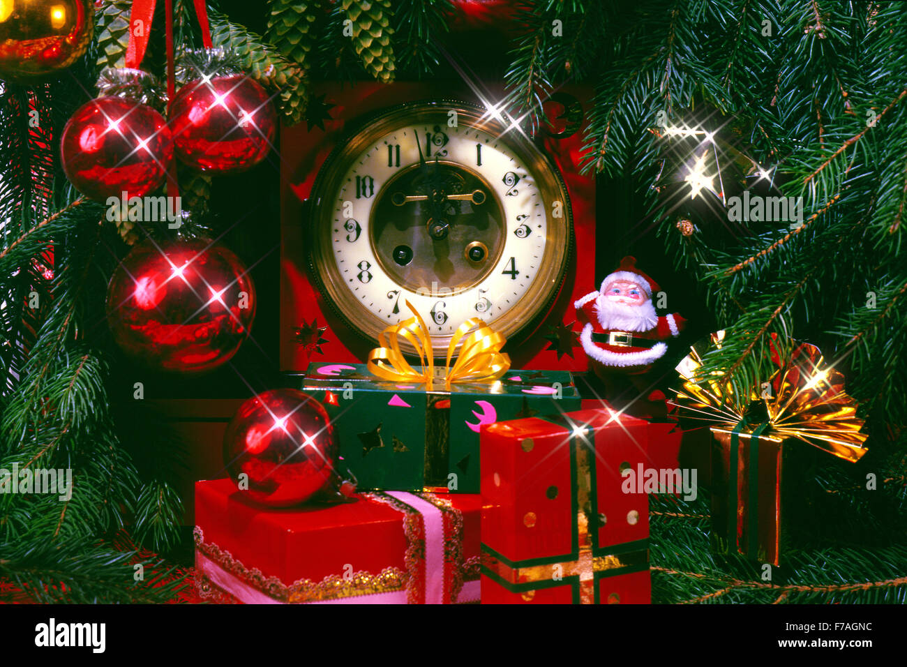 La nouvelle année de fête, Noël encore la vie de l'arbre de Noël avec des décorations, heures, cônes, Santa et les boîtes de cadeaux. à l'horizontale. Banque D'Images