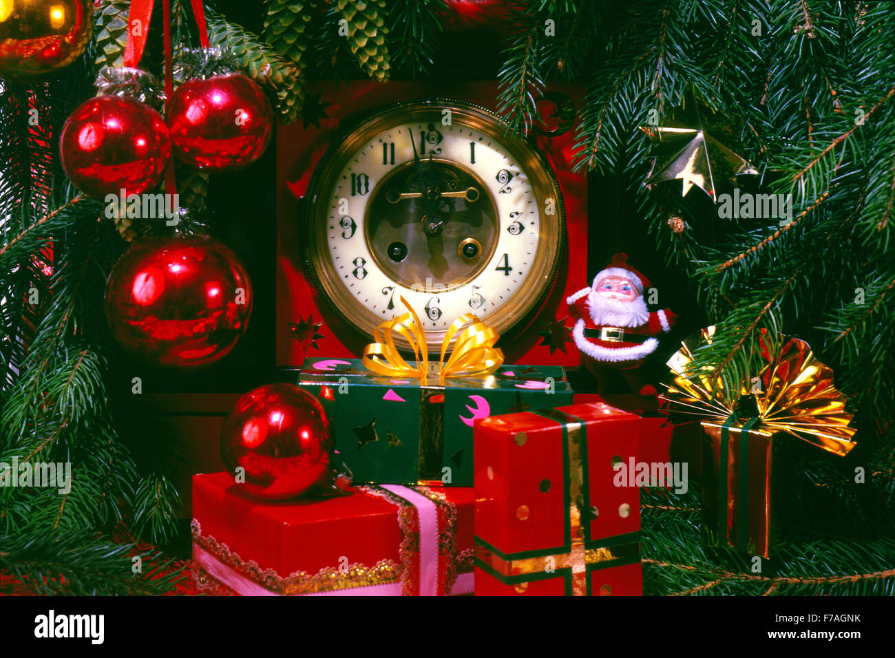 La nouvelle année de fête, Noël encore la vie de l'arbre de Noël avec des décorations, heures, cônes, Santa et les boîtes de cadeaux. à l'horizontale. Banque D'Images