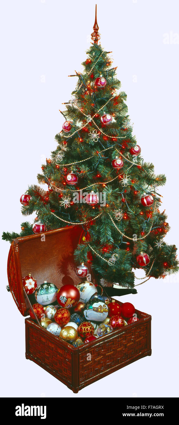 Sapin de noël-arbre avec la poitrine ouverte avec Noël balles multicolores. fond blanc, fond blanc, coupe verticale. Banque D'Images
