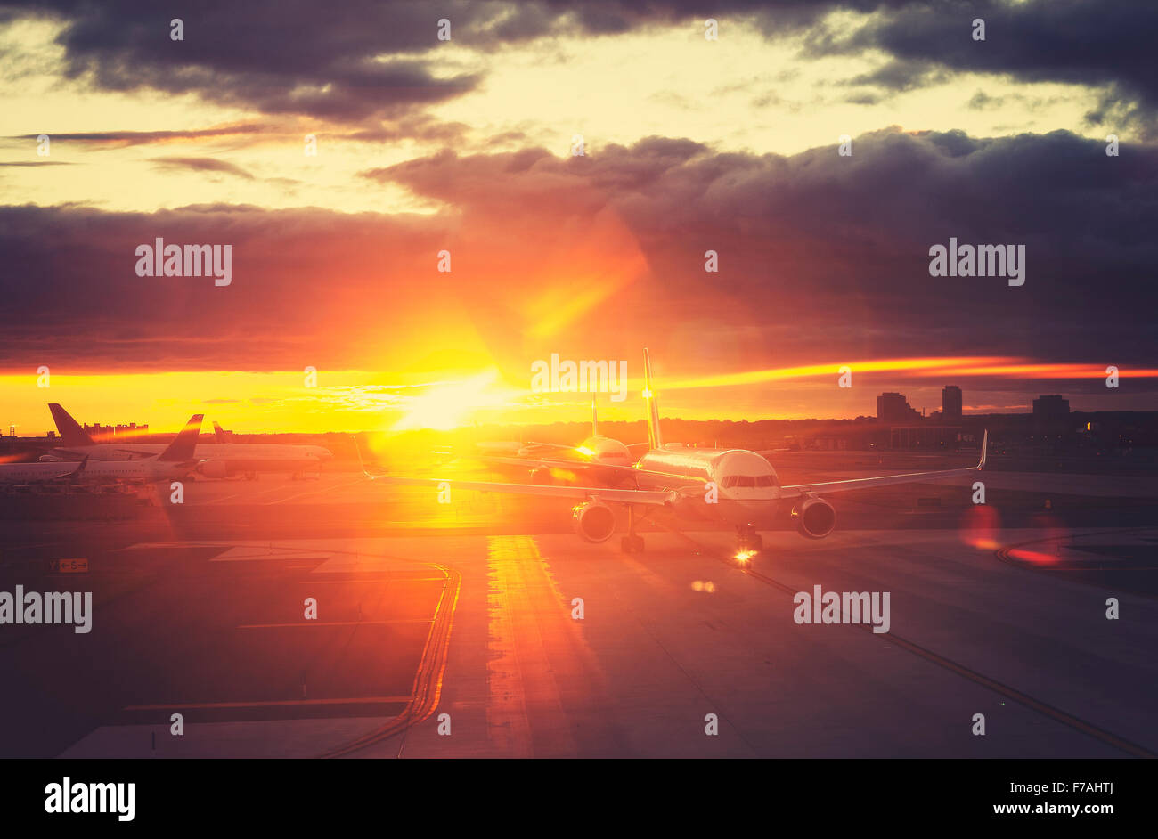 Vintage photo aux couleurs de l'aéroport au coucher du soleil, concept de voyage, effet lens flare. Banque D'Images