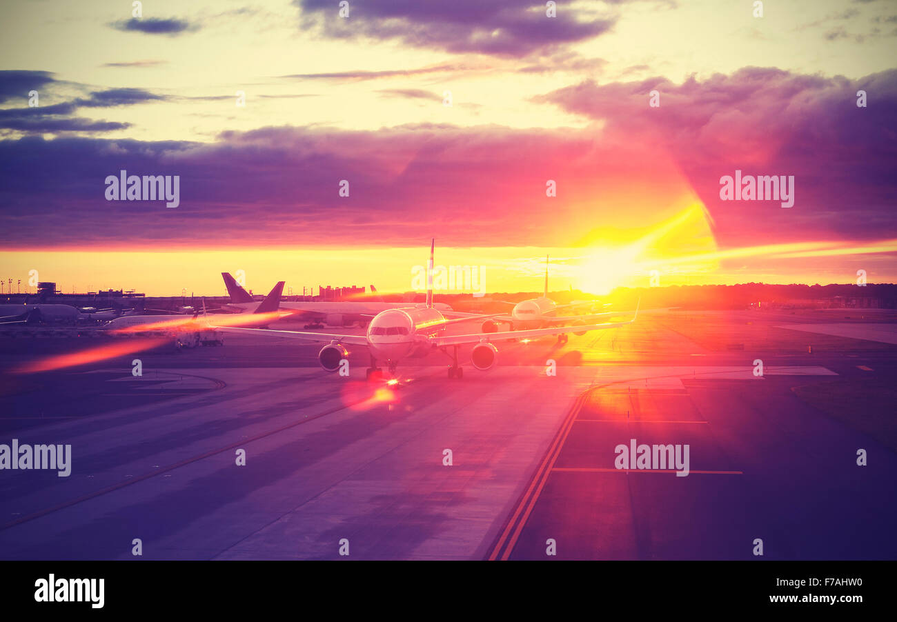 Vintage photo filtrée au coucher du soleil, de l'aéroport de travel concept, effet lens flare. Banque D'Images