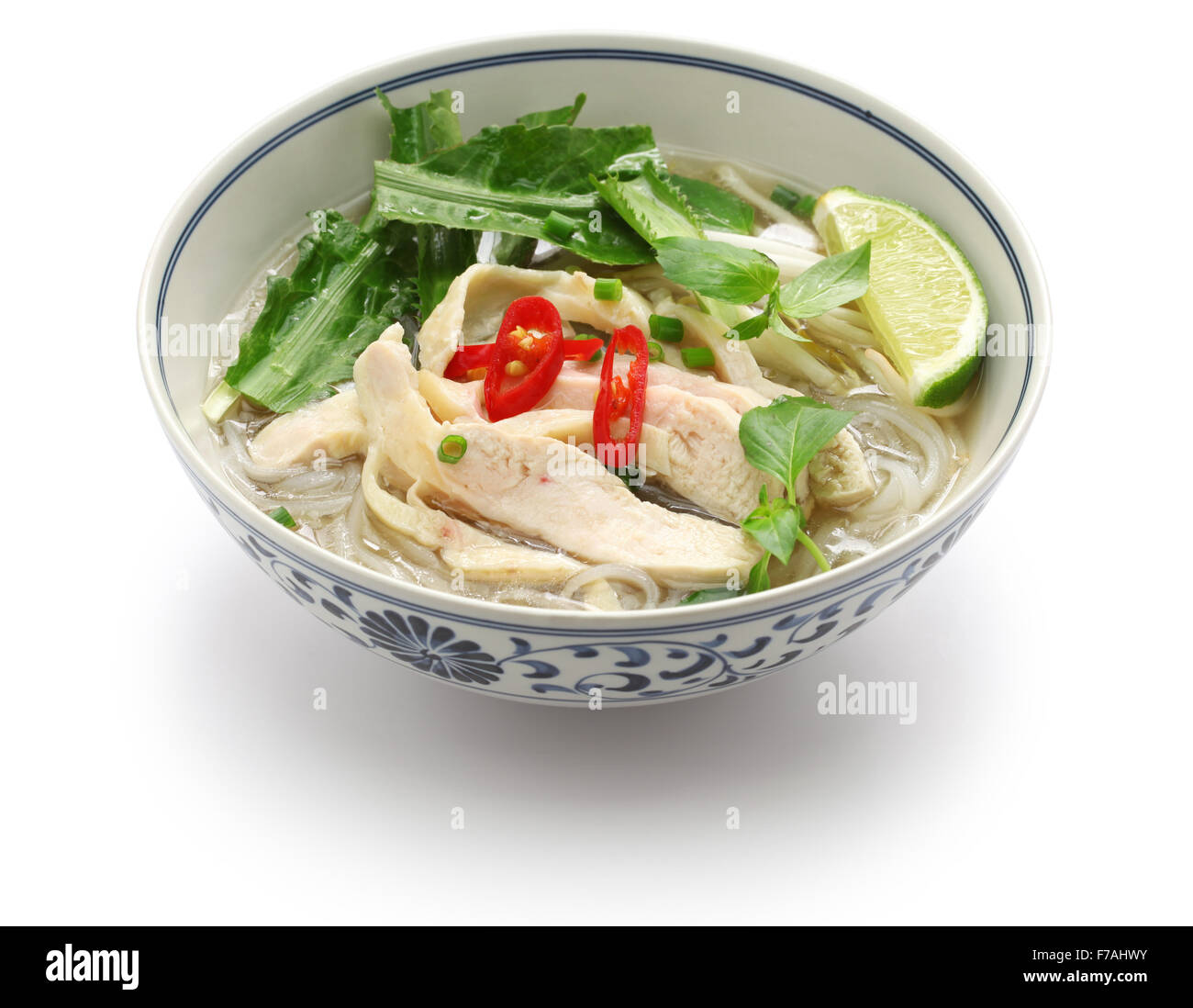 Pho ga, la soupe de nouilles de riz poulet vietnamien isolé sur fond blanc Banque D'Images