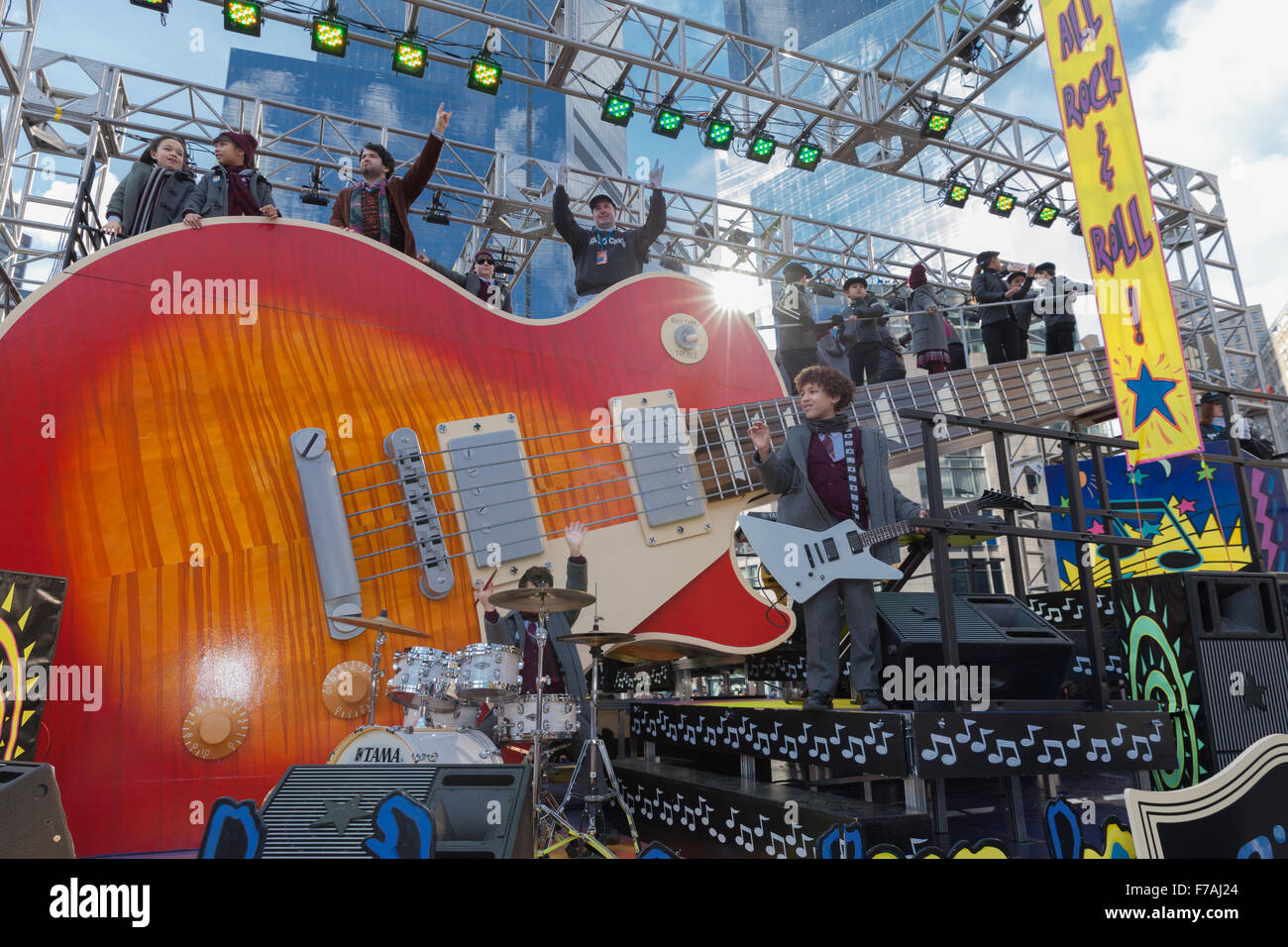 New York, NY USA - 26 novembre 2015 : l'École de Rock rides flottent à la 89e assemblée annuelle de Macy's Thanksgiving Day Parade sur Columbus Circle Banque D'Images