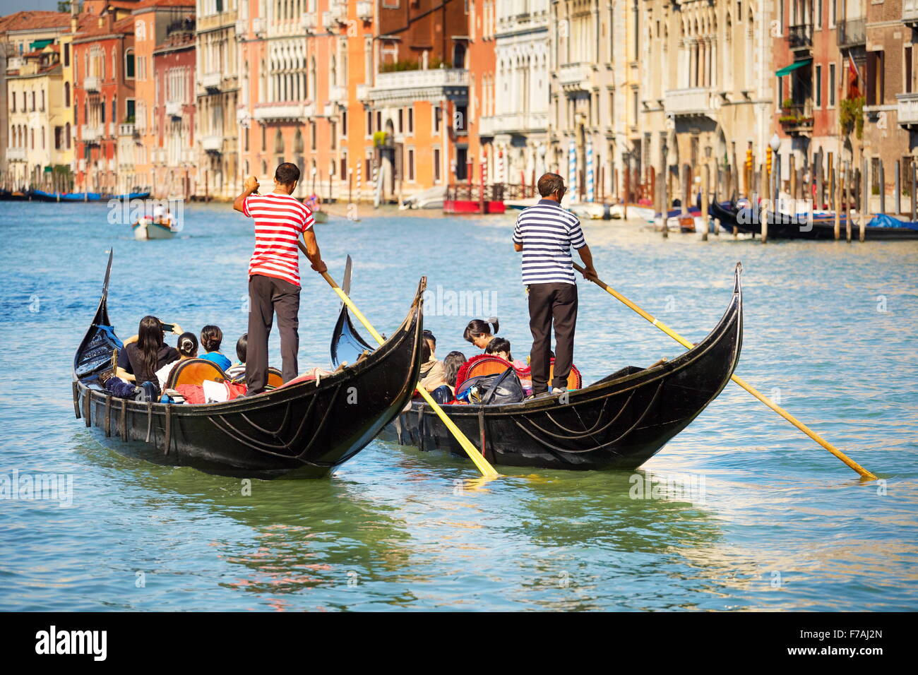 Grand Canal (Canal Grande) - deux touristes avec des gondoles de Venise, Venise, Italie Banque D'Images