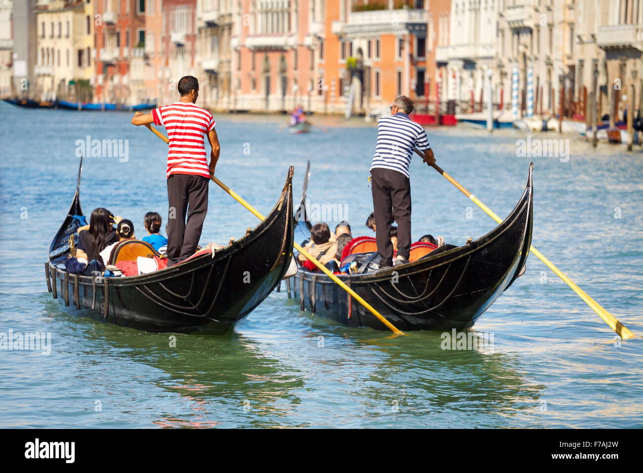 Les touristes en gondoles vénitiennes sur le Grand Canal (Canal Grande), Venise, Italie Banque D'Images
