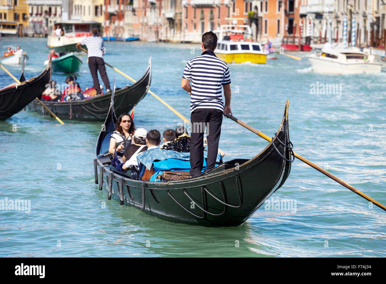 Grand Canal Vénitien (Grand Canal) - les touristes en gondole explorer Venise, Italie Banque D'Images