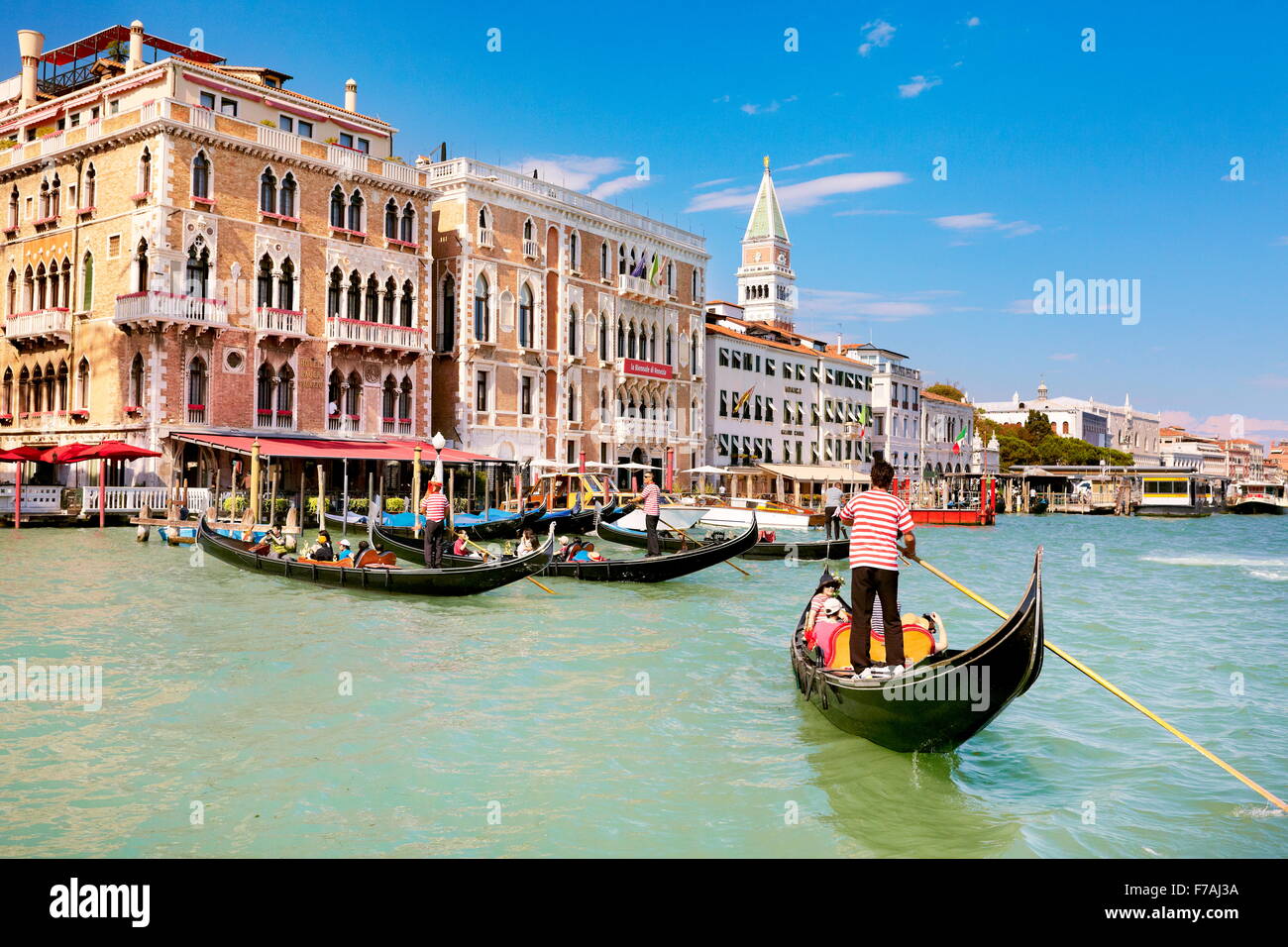 Gondolier découlant gondola, Grand Canal (Canal Grande), Venise, Vénétie, Italie, l'UNESCO Banque D'Images
