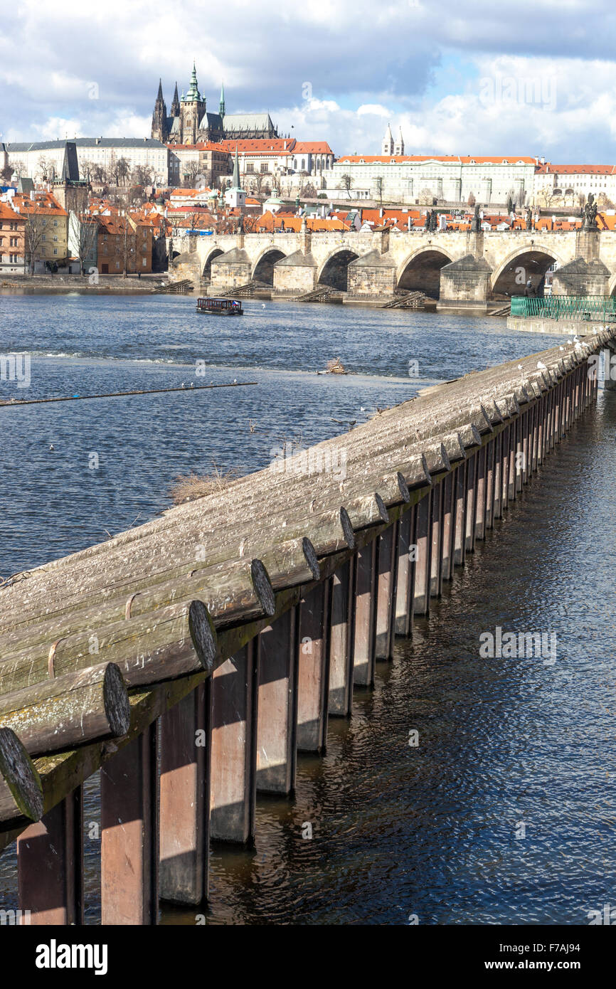 Le Château de Prague Pont Charles et de la ville basse en premier plan Banque D'Images