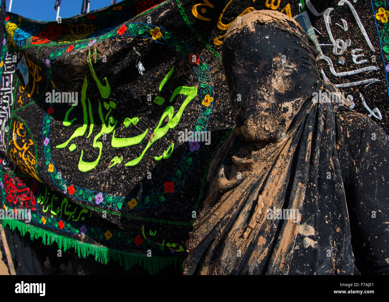 Femme musulmane chiite iranien couvert de boue, le chant et l'auto-flagellating pendant l'Achoura, le jour de la mort de l'Imam Hussein, province du Kurdistan, Bijar, Iran Banque D'Images