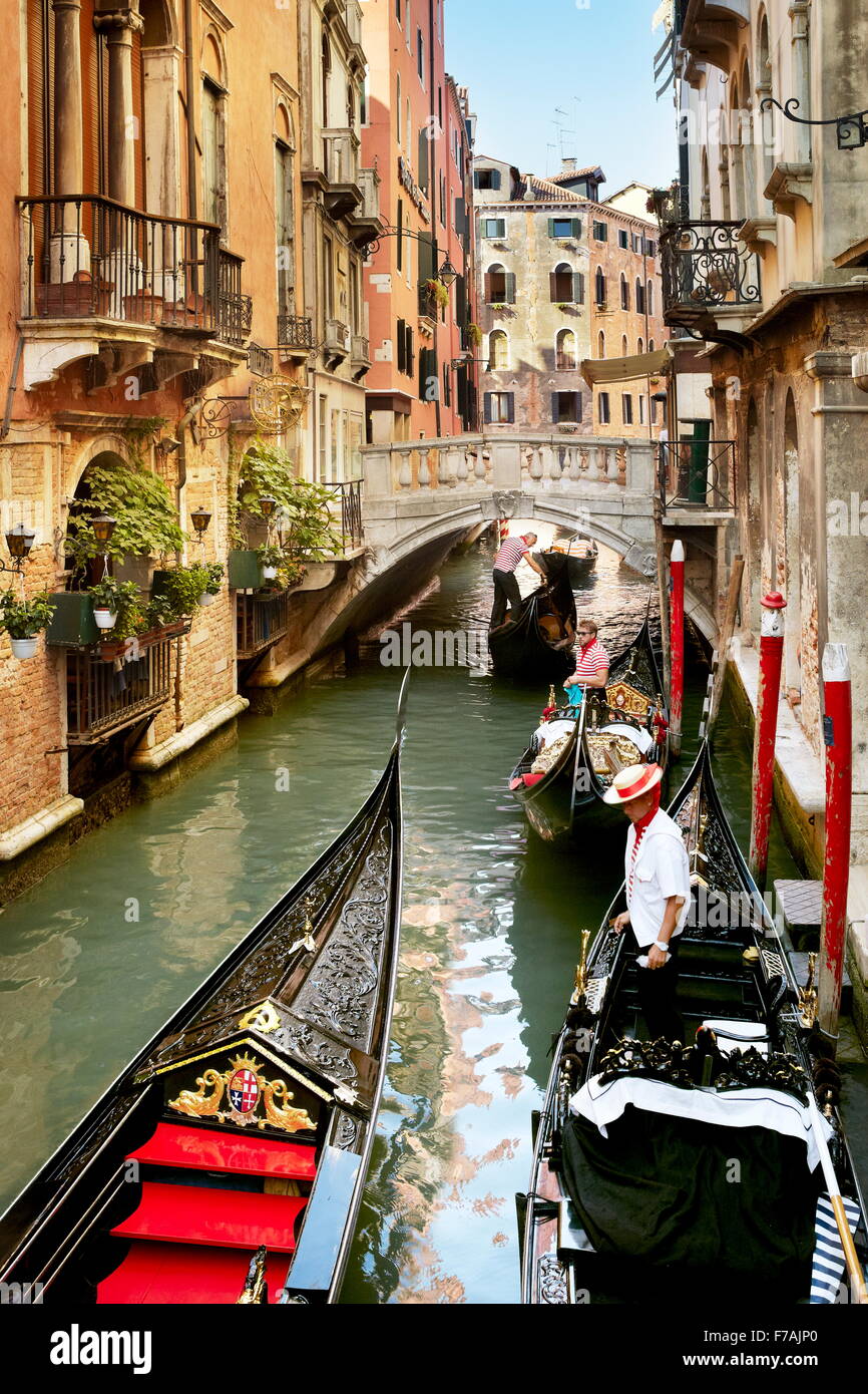 Gondoliers attendent les touristes, gondole vénitienne sur Canal, Venice, Veneto, Italie Banque D'Images