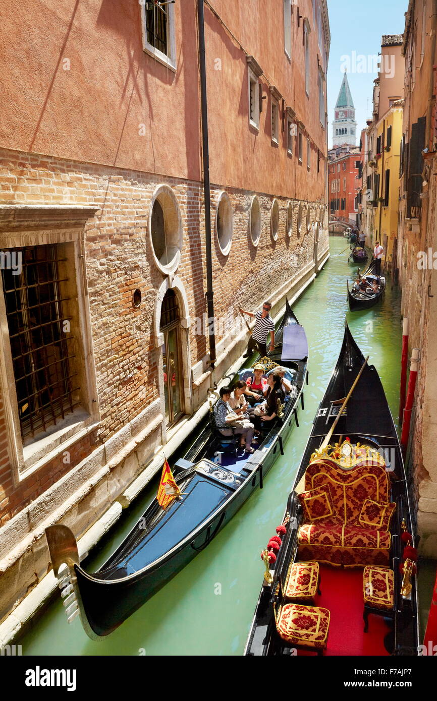 Les touristes en gondole explorer canal vénitien, Venise, Vénétie, Italie, l'UNESCO Banque D'Images
