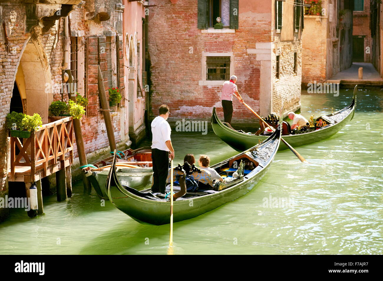 Venise - Gondolier voile sa gondole sur le canal Venise, Vénétie, Italie Banque D'Images