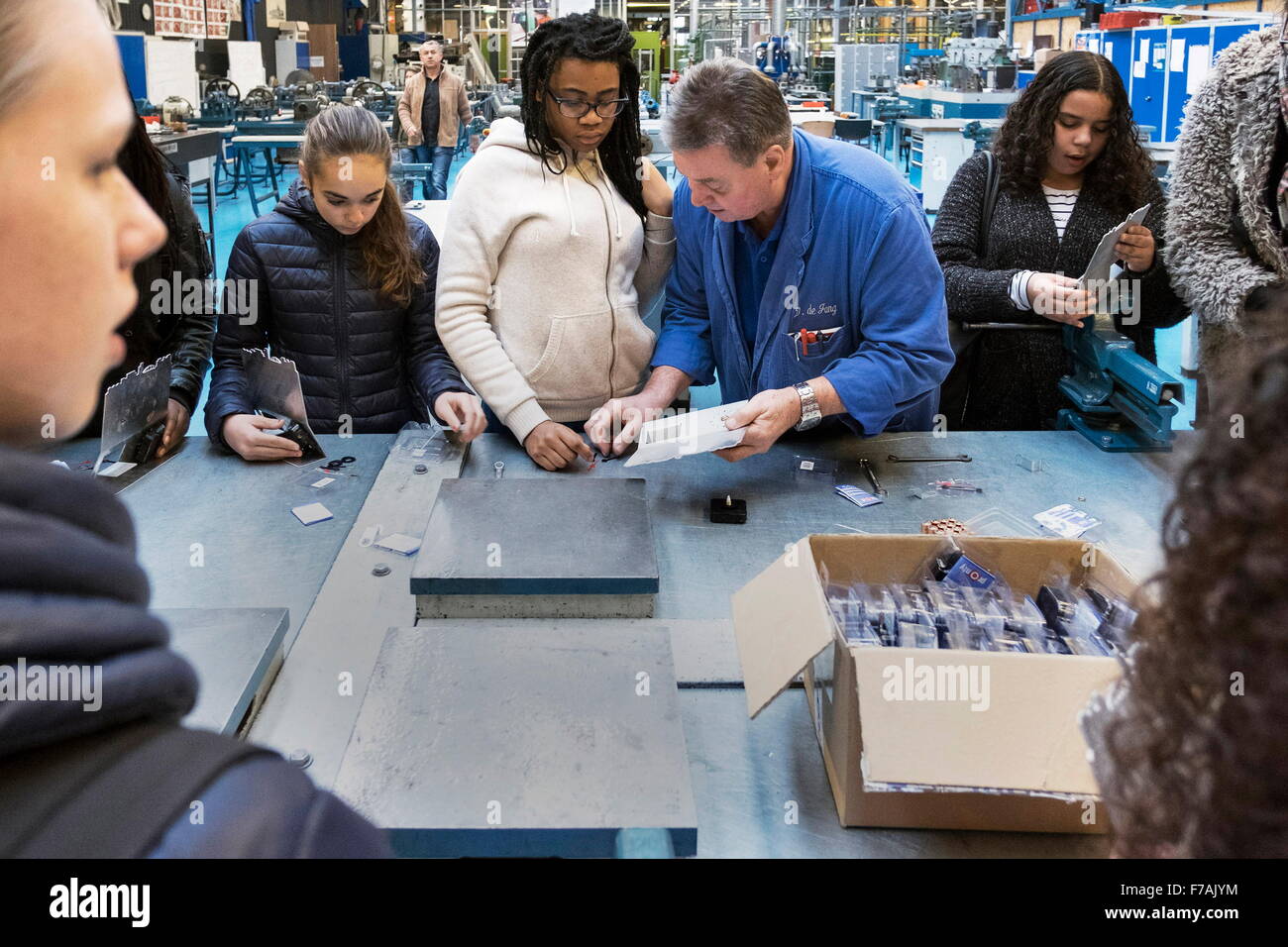 Nov 19, 2015 - Rotterdam, Pays-Bas - la formation technique à la RDM Heijplaat complexe dans la ville portuaire de Rotterdam tente de rendre les filles plus intéressés par les professions techniques. Aujourd'hui, les étudiantes de la penta College sont invités pour une visite guidée. Dans le département de technologie de métal qu'ils font une horloge qu'ils peuvent apporter à la maison. Objectif de la coopération entre les deux collèges uniques Albeda et Zadkine est de stimuler l'innovation, de savoir-faire technique dans la zone portuaire de Rotterdam. Un nouveau rapport affirme que les travailleurs qualifiés que les menuisiers, les électriciens et les plombiers sont en très petite quantité. Travailleur qualifié Banque D'Images