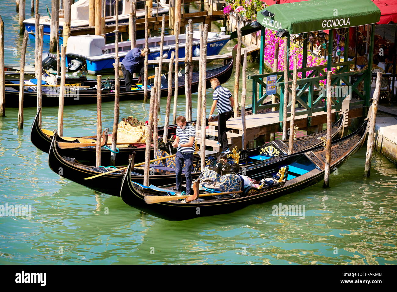 Gondole vénitienne amarré le long du Grand Canal (Canal Grande), Venise, Vénétie, Italie, l'UNESCO Banque D'Images