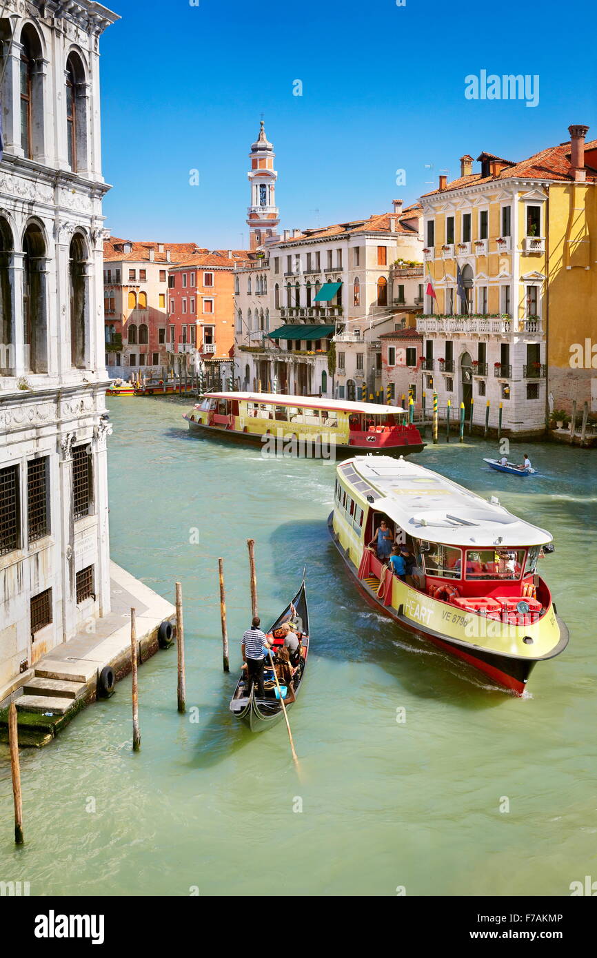 Transports vaporetto sur le Grand Canal, Venise, Italie, l'UNESCO Banque D'Images